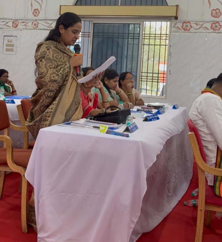 वार्ड क्रमांक-12 की पार्षद पूर्वा स्थापक ने नगर पालिक निगम चिरमिरी की सामान्य सभा की बैठक में प्रधानमंत्री आवास से संबंधित उठाए कई सवाल