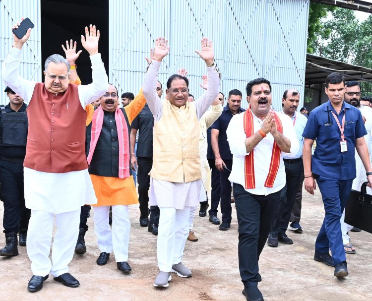 छत्तीसगढ़ के मुख्यमंत्री विष्णुदेव साय कांवड़ियों पर पुष्प वर्षा और भगवान भोरमदेव के जलाभिषेक के लिए कवर्धा रवाना