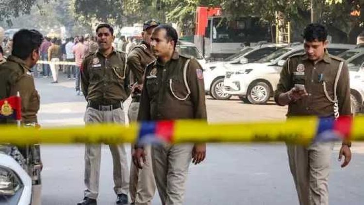 Crime News : पत्नी की हत्या कर थाने पहुंचा युवक..'मुझे अरेस्ट कर लो सर…', पुलिस वालों का घर के अंदर का नजर देख उड़े होश..पढ़ें पूरी ख़बर