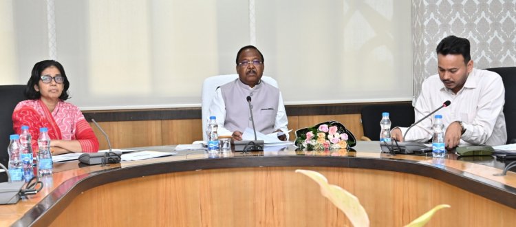 रायपुर : स्टेट व नेशनल हाइवे में घूमंतु पशुओं की सुरक्षा एवं दुर्घटनाओं में घायलों के उपचार के लिए व्यवस्था सुदृढ़ की जाए: पशुधन मंत्री रामविचार नेताम