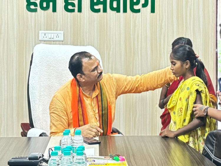 “पापा, मैं ठीक हो जाऊंगी ना?” – दिल की बीमारी से जूझ रही मासूम शांभवी गुरला का सवाल, स्वास्थ्य मंत्री श्री श्याम बिहारी जायसवाल ने भोपालपटनम से आए परिवार को दिया संपूर्ण इलाज का भरोसा,,,