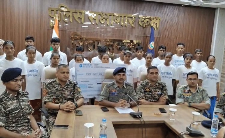 CG Big News : 9 महिला समेत 20 नक्सलियों किया आत्मसमर्पण..33 लाख का ईनाम था घोषित..पढ़ें पूरी ख़बर