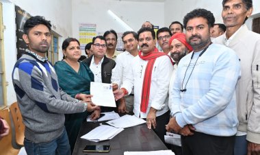 रायपुर : उपमुख्यमंत्री ने मतदान केंद्र पहुंचकर भरा अपना एसआईआर का फॉर्म