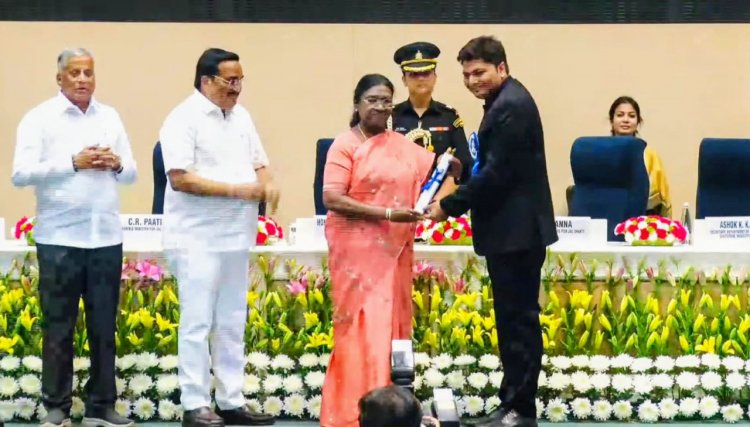 रायपुर : राष्ट्रपति श्रीमती द्रौपदी मुर्मु ने रायपुर जिले को किया सम्मानित,,,