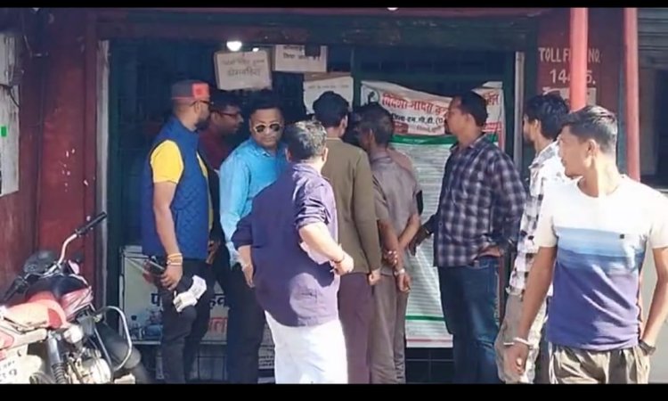 शराब में अत्यधिक पानी की मिलावट से भड़के शराब प्रेमियों ने डोमनहिल के अंग्रेजी शराब दुकान पर जमकर किया हंगामा,