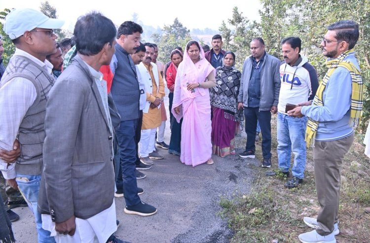रायपुर : मंत्री श्रीमती लक्ष्मी राजवाड़े ने ओड़गी में सड़क एवं पुलिया निर्माण का किया औचक निरीक्षण,  