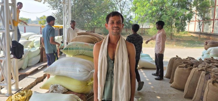 घर बैठे धान विक्रय का नया दौर: तुंहर टोकन ऐप से किसानों को मिली बड़ी राहत,मोबाइल से काट रहे टोकन, धान खरीदी प्रक्रिया हुई पारदर्शी और तेज,,,