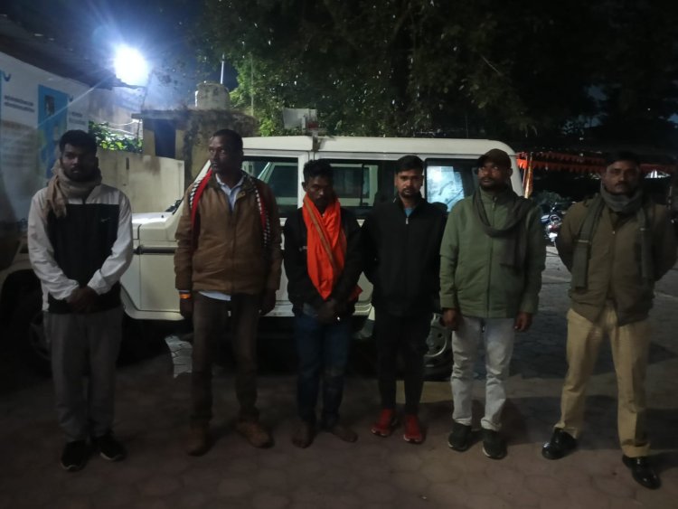 मानी जंगल में जुआ खेल रहे 5 जुआड़ियों को पुलिस ने किया गिरफ्तार, नगदी रकम, मोबाईल व बाईक किया जप्त।