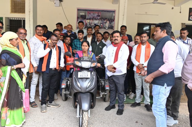 रायपुर : वनांचल की दिव्यांग आंगनबाड़ी कार्यकर्ता को उपमुख्यमंत्री ने दिलाई स्कूटी