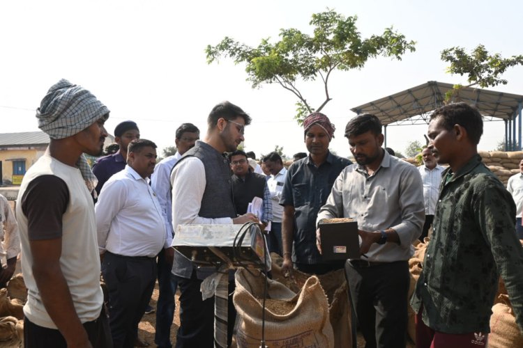 रायपुर : बलौदा बाजार कलेक्टर ने सहकारी समिति सुहेला में धान खरीदी कार्य का किया निरीक्षण