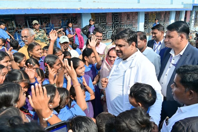 रायपुर : पोटिया प्राइमरी एवं मिडिल स्कूल का शिक्षा मंत्री गजेन्द्र यादव ने किया निरीक्षण    