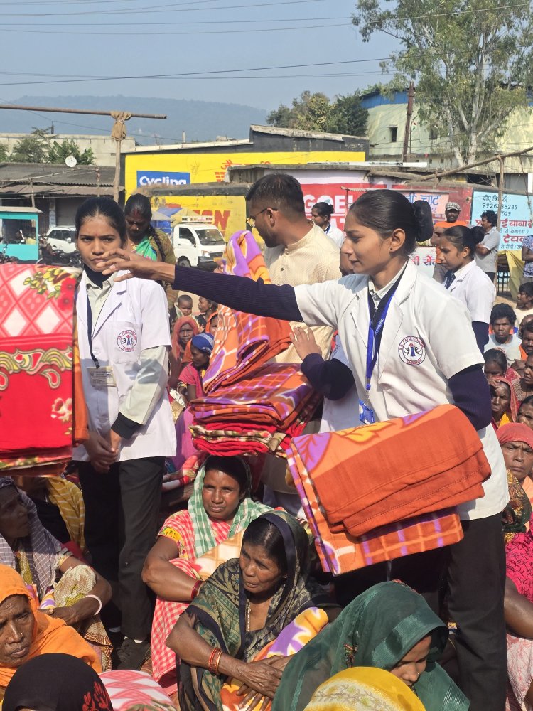 मां स्व. कुंवर बेन पटेल की जन्मशताब्दी पर के. बी. पटेल ग्रुप ऑफ कॉलेज के चेयरमैन चंद्रकांत पटेल ने एक हजार से ज्यादा जरूरतमंदों को किया कंबल का वितरण