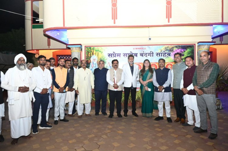 महान संत कबीर साहेब के पवित्र धाम दामाखेड़ा आश्रम में पर्यटन मंत्री राजेश अग्रवाल का धर्मगुरु प्रकाश मुनिनाम से सौजन्य भेंट    