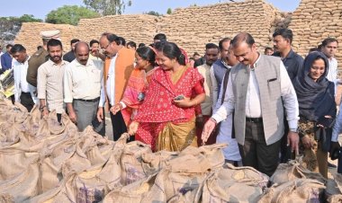 मंत्री श्रीमती लक्ष्मी राजवाड़े ने भटगांव विधानसभा के शिवप्रसाद नगर धान खरीदी केंद्र का किया निरीक्षण  