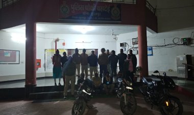 जुआ खेल रहे 4 जुआड़ियों को पुलिस ने किया गिरफ्तार, नगदी रकम, मोबाईल व बाईक किया जप्त।