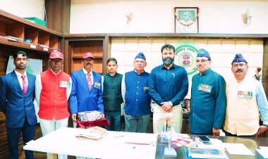 सशस्त्र सेना झण्डा दिवस,कलेक्टर को ले. कर्नल प्रभात कुमार ठाकुर ने लगाया लेपल पिन,कलेक्टर ने भूतपूर्व सैनिकों के परिवारों के लिए अधिक से अधिक अंशदान राशि सहयोग करने की अपील 