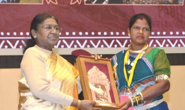 रायपुर : राष्ट्रपति द्रौपदी मुर्मु के हाथों हीराबाई झरेका बघेल राष्ट्रीय हस्तशिल्प पुरस्कार से सम्मानित,