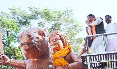 रायपुर : मुख्यमंत्री विष्णुदेव साय ने जयस्तंभ चौक में किया शहीद वीर नारायण सिंह के त्याग और संघर्ष का स्मरण,,,   