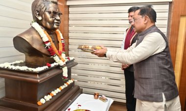 मुख्यमंत्री विष्णु देव साय ने भारत रत्न अटल बिहारी वाजपेयी की प्रतिमा पर माल्यार्पण कर दी श्रद्धांजलि