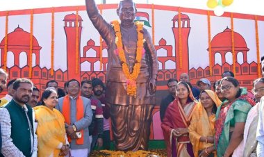 मंत्री श्रीमती राजवाड़े ने भारत रत्न अटल बिहारी वाजपेयी के छायाचित्र पर माल्यार्पण कर दी श्रद्धांजलि  