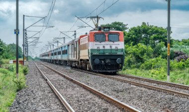 रेलवे में शुक्रवार से कई श्रेणियों के मुसाफ़िरों के लिए नया किराया लागू हो रहा है. रेलवे ने हाल ही में यात्री किराये में बदलाव की घोषणा की थी.