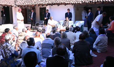 मुख्यमंत्री विष्णु देव साय पहुंचे सामरबार आश्रम: संत बभ्रुवाहन सिंह जी महाराज से लिया आशीर्वाद, विभिन्न समाजों से की भेंट