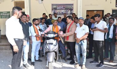 दिव्यांग नेमी सिंह को उपमुख्यमंत्री श्री शर्मा ने प्रदान की पेट्रोल चलित स्कूटी
