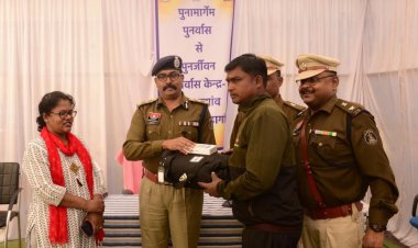 35 पुनर्वासितों को आईजी बस्तर ने किया स्मार्टफोन एवं प्रशिक्षण किट का वितरण