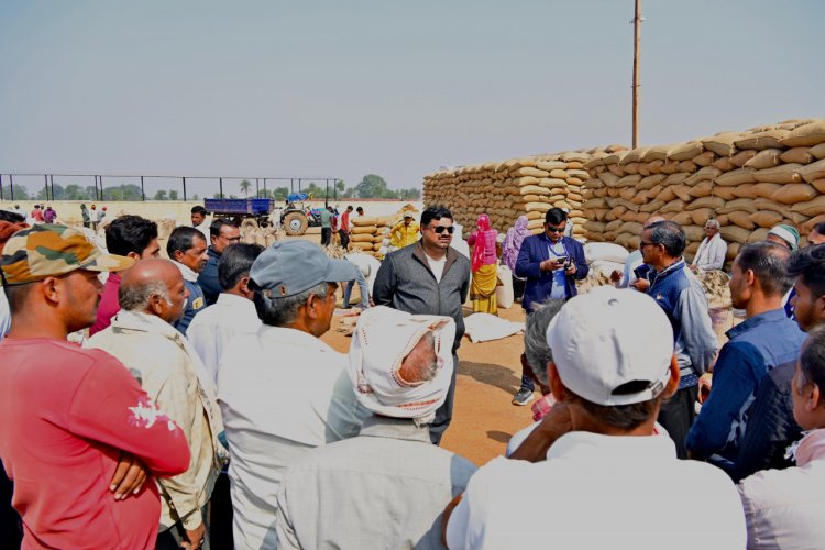 मंत्री श्री गजेन्द्र यादव ने बिरेझर उपार्जन केन्द्र में किसानों से ली धान खरीदी की जानकारी