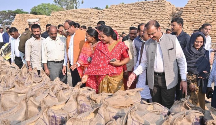 मंत्री श्रीमती लक्ष्मी राजवाड़े ने भटगांव विधानसभा के शिवप्रसाद नगर धान खरीदी केंद्र का किया निरीक्षण  
