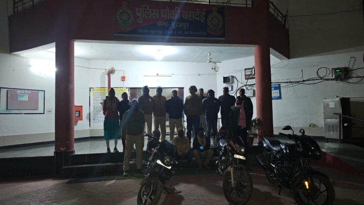 जुआ खेल रहे 4 जुआड़ियों को पुलिस ने किया गिरफ्तार, नगदी रकम, मोबाईल व बाईक किया जप्त।