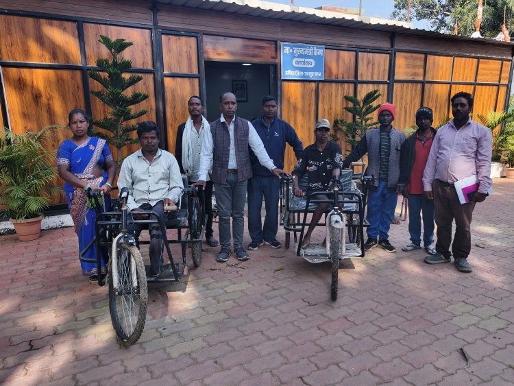 मुख्यमंत्री के कैंप कार्यालय में दिव्यांग हीरालाल और विनीत को ट्राईसाइकिल प्रदान की गई। उन्होंने खुशी जाहिर करते हुए मुख्यमंत्री श्री विष्णुदेव साय का आभार व्यक्त किया।