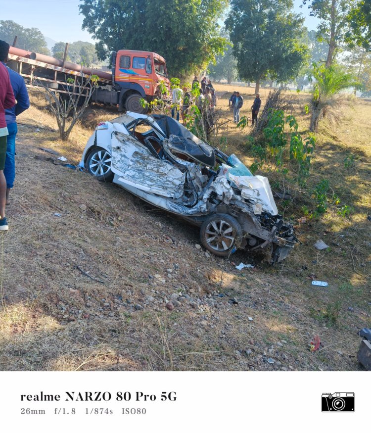 रूह कंपा देने वाली घटना: दुलदुला थाना इलाके में तेज रफ्तार कार खड़े ट्रेलर से जा भिड़ी, 5 लोगों ने गंवाई जान