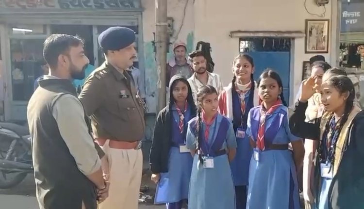 चिरमिरी पुलिस ने चलाया अनोखा यातायात जागरुकता क्रार्यक्रम, हेलमेट पहनने व सीट बेल्ट लगाने वाले वाहन चालकों को स्काउट/ गाइड की छात्राओं ने फूल देकर किया सम्मानित