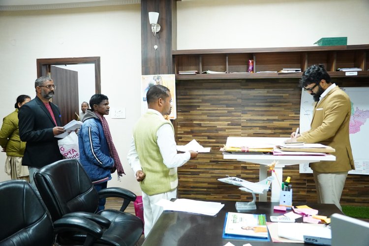 कलेक्टर श्री रोहित व्यास ने जनदर्शन में सुनी आमजन की समस्याएँ,अधिकारियों को समयबद्ध एवं पारदर्शी निराकरण के दिए निर्देश