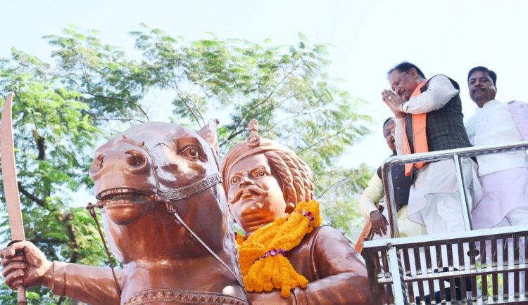 रायपुर : मुख्यमंत्री विष्णुदेव साय ने जयस्तंभ चौक में किया शहीद वीर नारायण सिंह के त्याग और संघर्ष का स्मरण,,,   