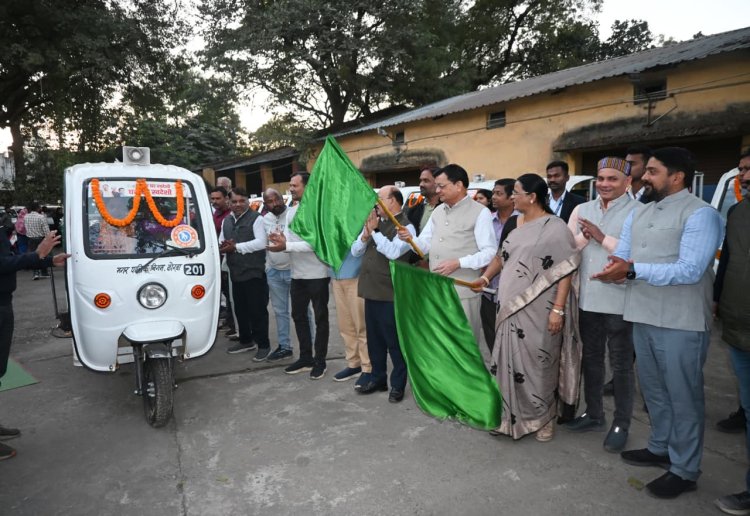 डोर-टू-डोर अपशिष्ट संग्रहण कार्य में ई-रिक्शों के उपयोग से स्वच्छता दीदियों को होगी श्रम व समय की बचत : उद्योग मंत्री श्री देवांगन  