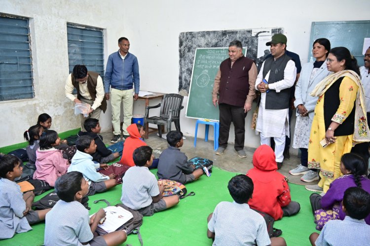 पर्यटन एवं संस्कृति मंत्री श्री राजेश अग्रवाल ने प्राथमिक शाला बेंदरचुवा का किया निरीक्षण, बच्चों से की आत्मीय मुलाकात  