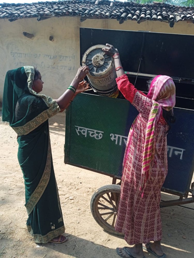 स्वच्छता दीदी द्वारा ग्रामीण क्षेत्रों में किया जा रहा है डोर टू डोर कचरा संग्रहण    
