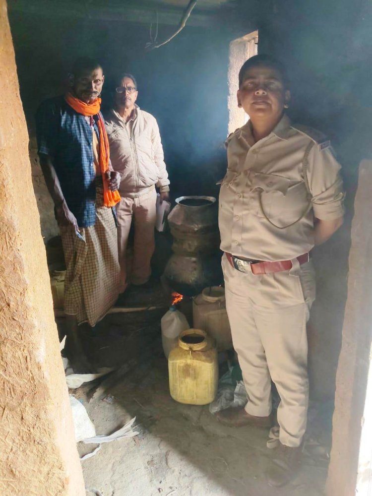 आबकारी विभाग की छापेमार कार्रवाई, अवैध महुआ शराब व लाहन जब्त
