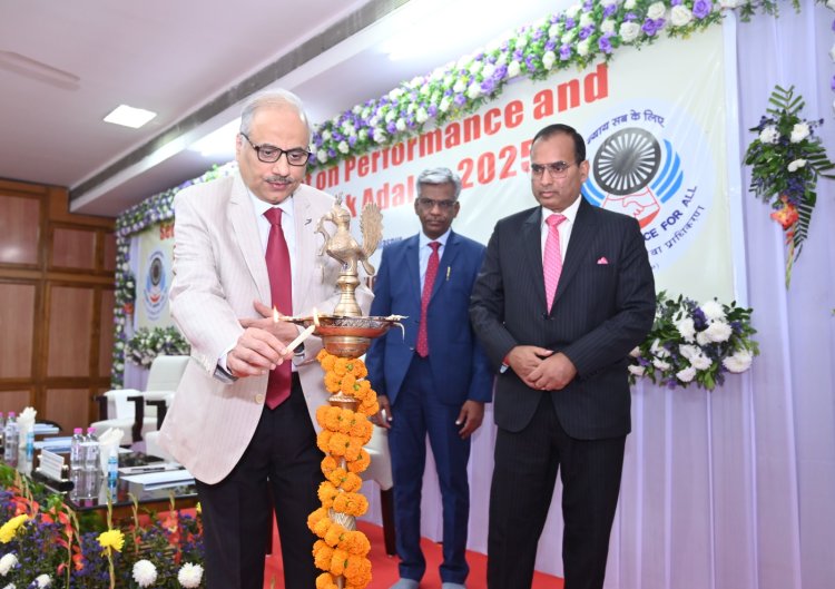 माननीय श्री न्यायमूर्ति रमेश सिन्हा, मुख्य न्यायाधीश, छत्तीसगढ उच्च न्यायालय द्वारा राष्ट्रीय लोक अदालत में उत्कृष्ट प्रदर्शन करने वालों को सम्मानित किया गया