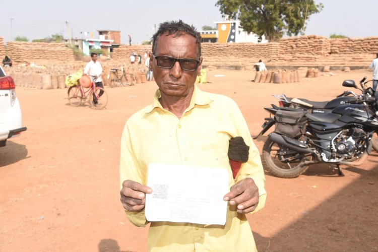 धान बिक्री से कृषक कामता चुकाएंगे अपना ऋण : 24 घंटे ऑनलाइन ‘तुंहर टोकन’ व्यवस्था से किसानों को बड़ी राहत    