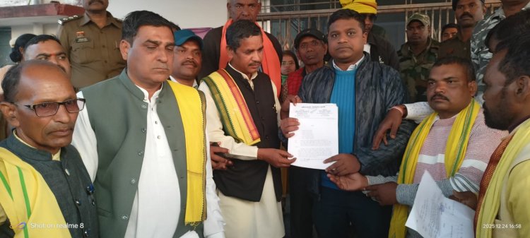 पेशा कानून दिवस पर गोंडवाना गणतंत्र पार्टी ने एमसीबी कलेक्टर कार्यालय के सामने किया धरना प्रदर्शन,