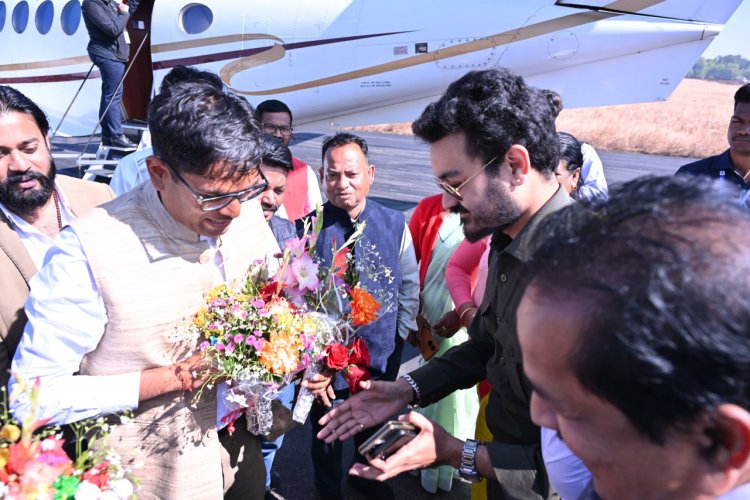 वित्त मंत्री श्री ओपी चौधरी का जशपुर आगडीह हवाई पट्टी में हुआ आत्मीय स्वागत  