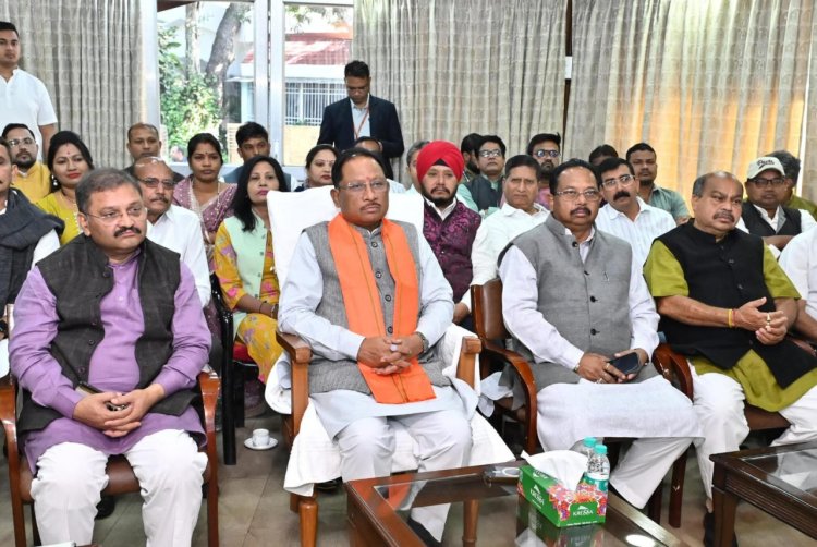 रायपुर : मुख्यमंत्री  विष्णु देव साय ने जनप्रतिनिधियों संग ‘मन की बात’ कार्यक्रम की 129वीं कड़ी का श्रवण  