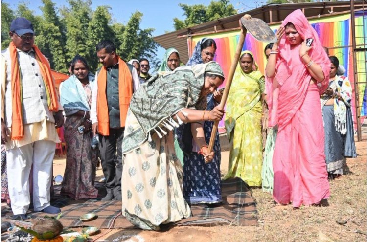 रायपुर : मंत्री श्रीमती लक्ष्मी राजवाड़े ने दो सड़क निर्माण कार्यों का किया भूमिपूजन