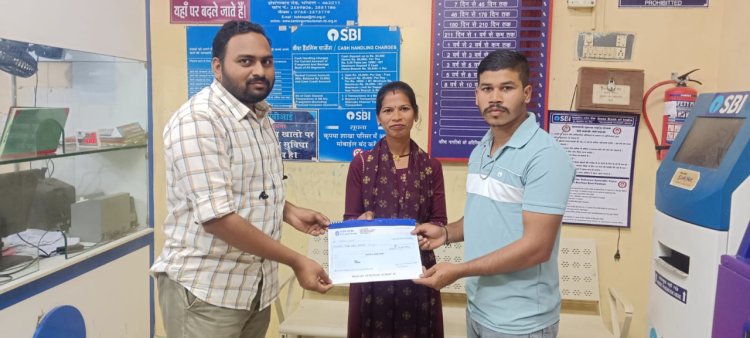 ’बिहान योजना से जुड़ी महिला समूह की सदस्य के परिवार को मिला प्रधानमंत्री जीवन ज्योति बीमा का लाभ