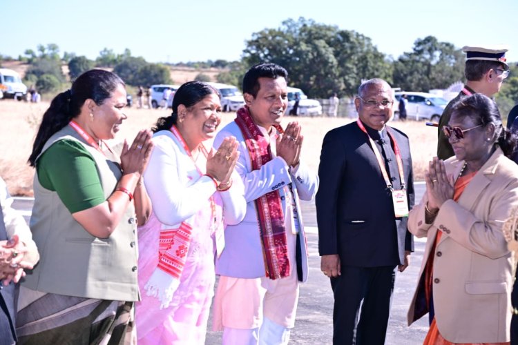 जशपुर दौरे का समापन: राष्ट्रपति श्रीमती द्रौपदी मुर्मू को आगडीह हवाई पट्टी पर दी गई भावभीनी विदाई