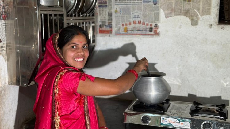 स्वच्छ रसोई, स्वस्थ परिवार: प्रधानमंत्री उज्ज्वला योजना का असर : मुंगेली के पूनम और बबीता को मिला गैस कनेक्शन, धुएँ से मिली मुक्ति  