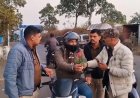 पुलिस ने हेलमेट नहीं पहनने व सीट बेल्ट नहीं लगाने वाले वाहन चालकों को आम नागरिकों से गुलाब का फूल देकर दिलाई समझाइश,